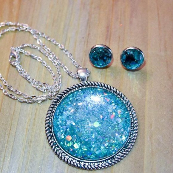 Large Sparkling Turquoise Pendant Necklace - Picture 2 of 4